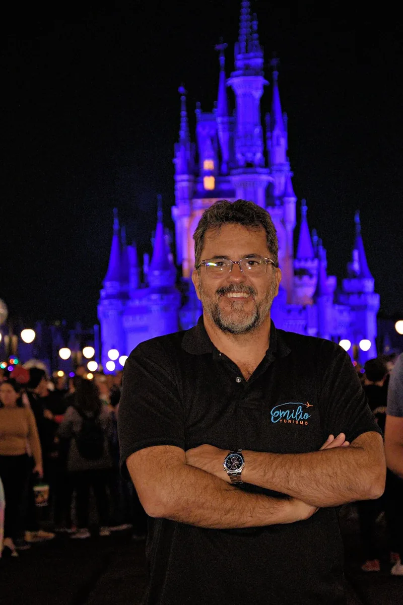 Emílio, fundador da Emílio Turismo, em frente ao castelo da Disney