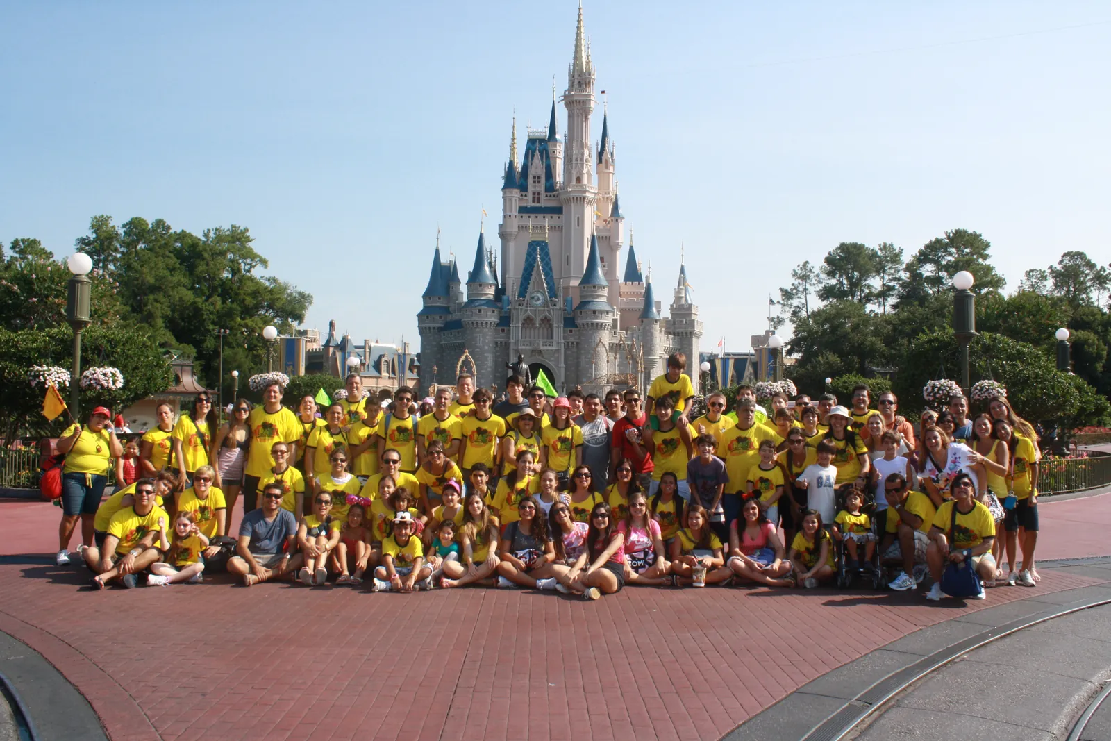 O primeiro grupo da Emílio: 96 pessoas em frente ao castelo da Disney